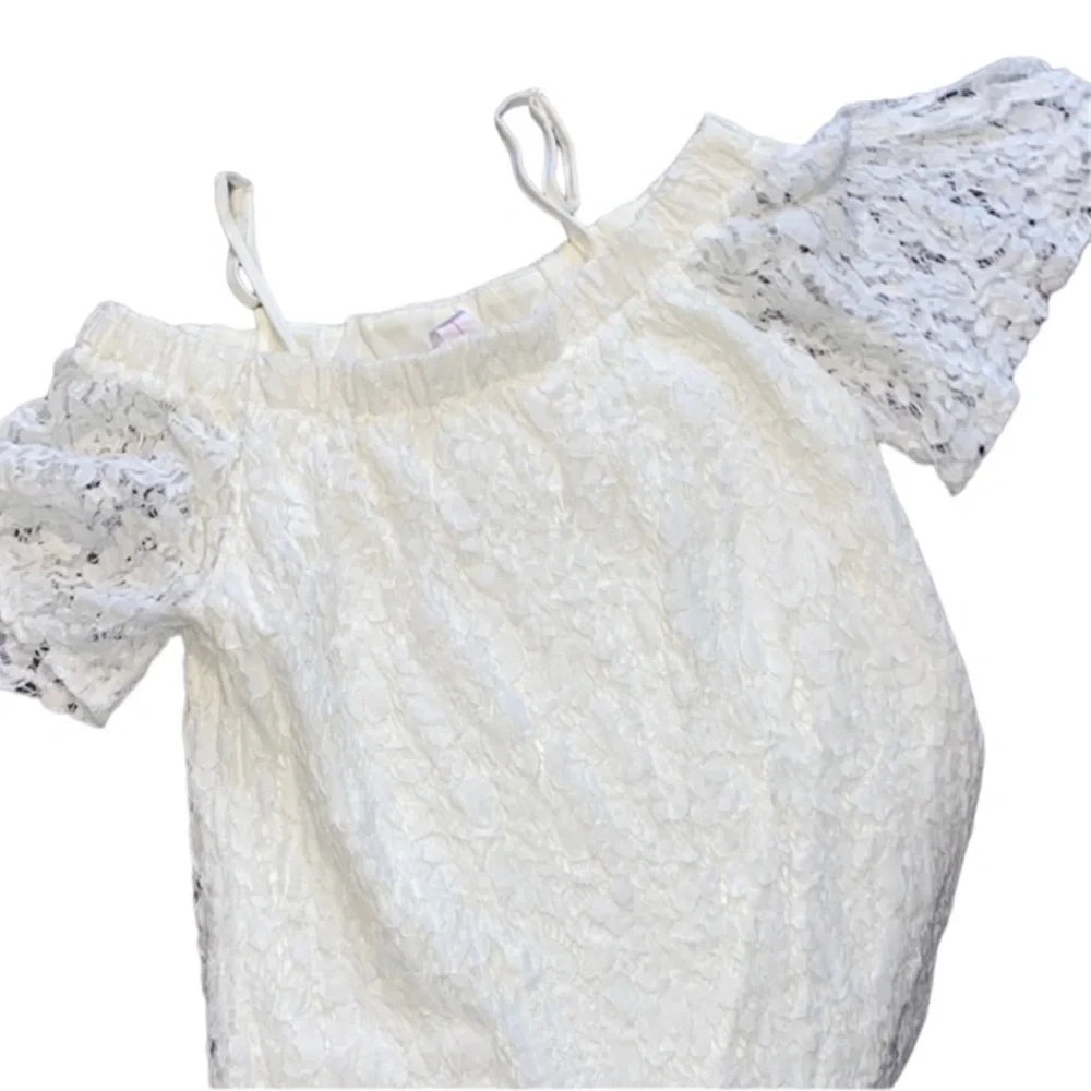 💐🤍 No Boundaries White Floral Lace Off Shoulder Blouse 🌊 - Picture 4 of 4